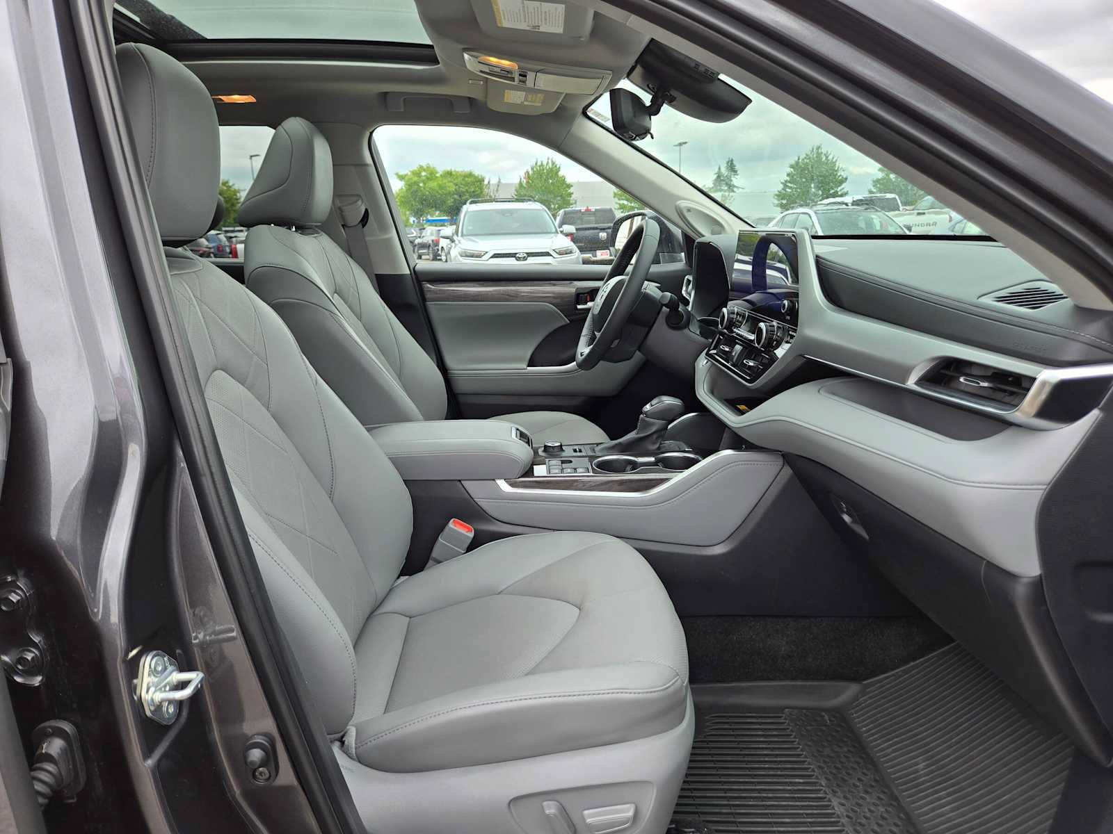 Certified 2025 Toyota Highlander Platinum AWD/4WD image 12