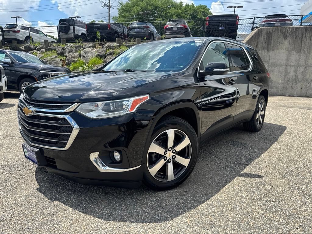 Used 2021 Chevrolet Traverse LT w/ LT Premium Package AWD/4WD image 2