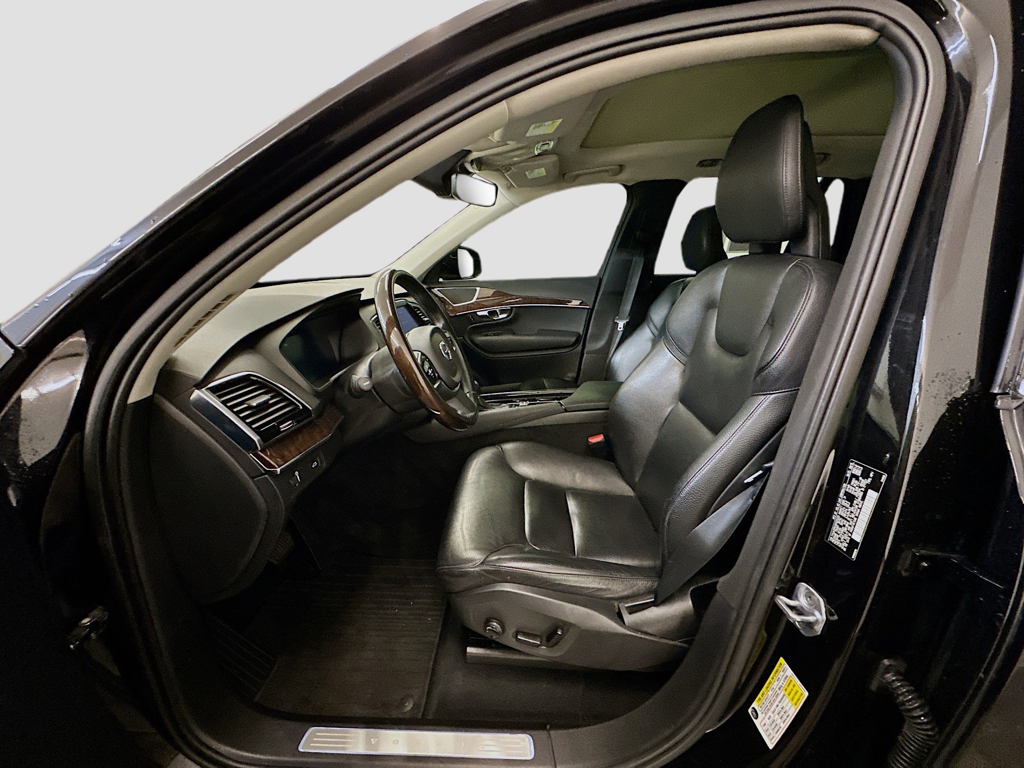 Used 2016 Volvo XC90 T6 Momentum w/ Momentum Plus Package AWD/4WD image 13