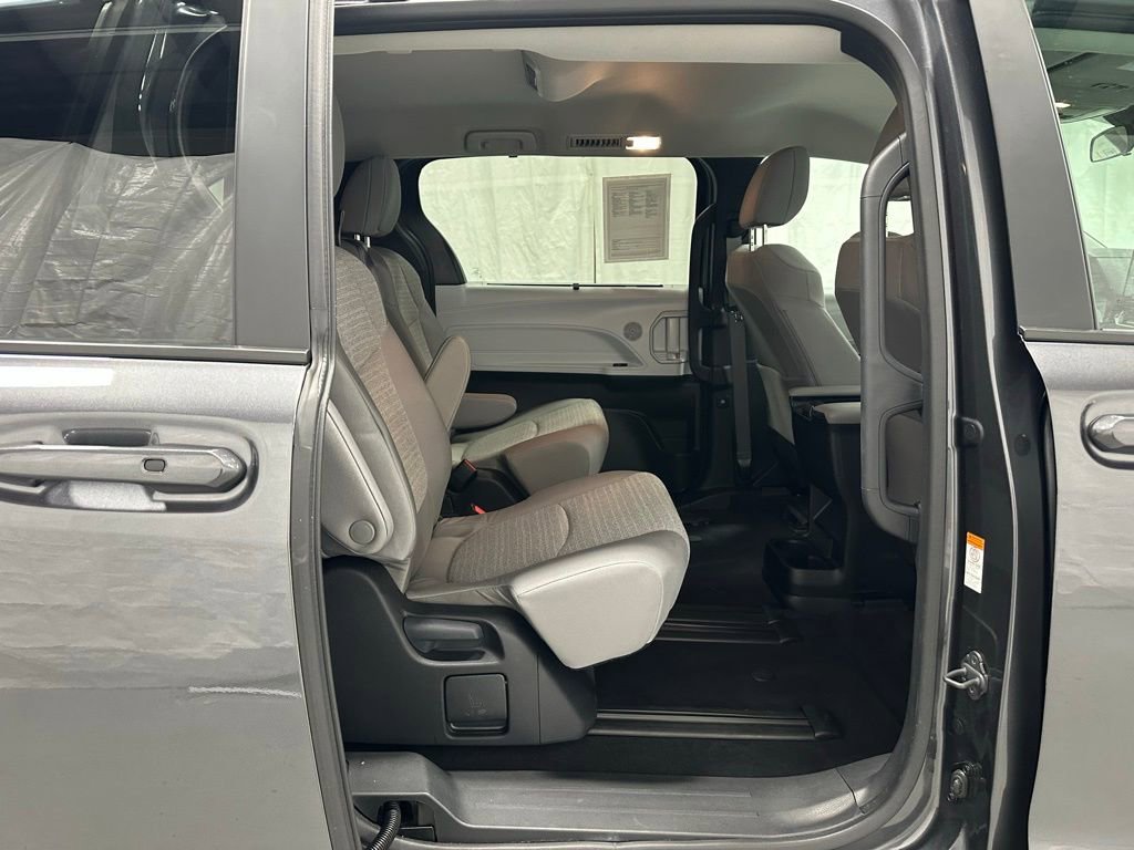 Used 2025 Toyota Sienna LE image 55