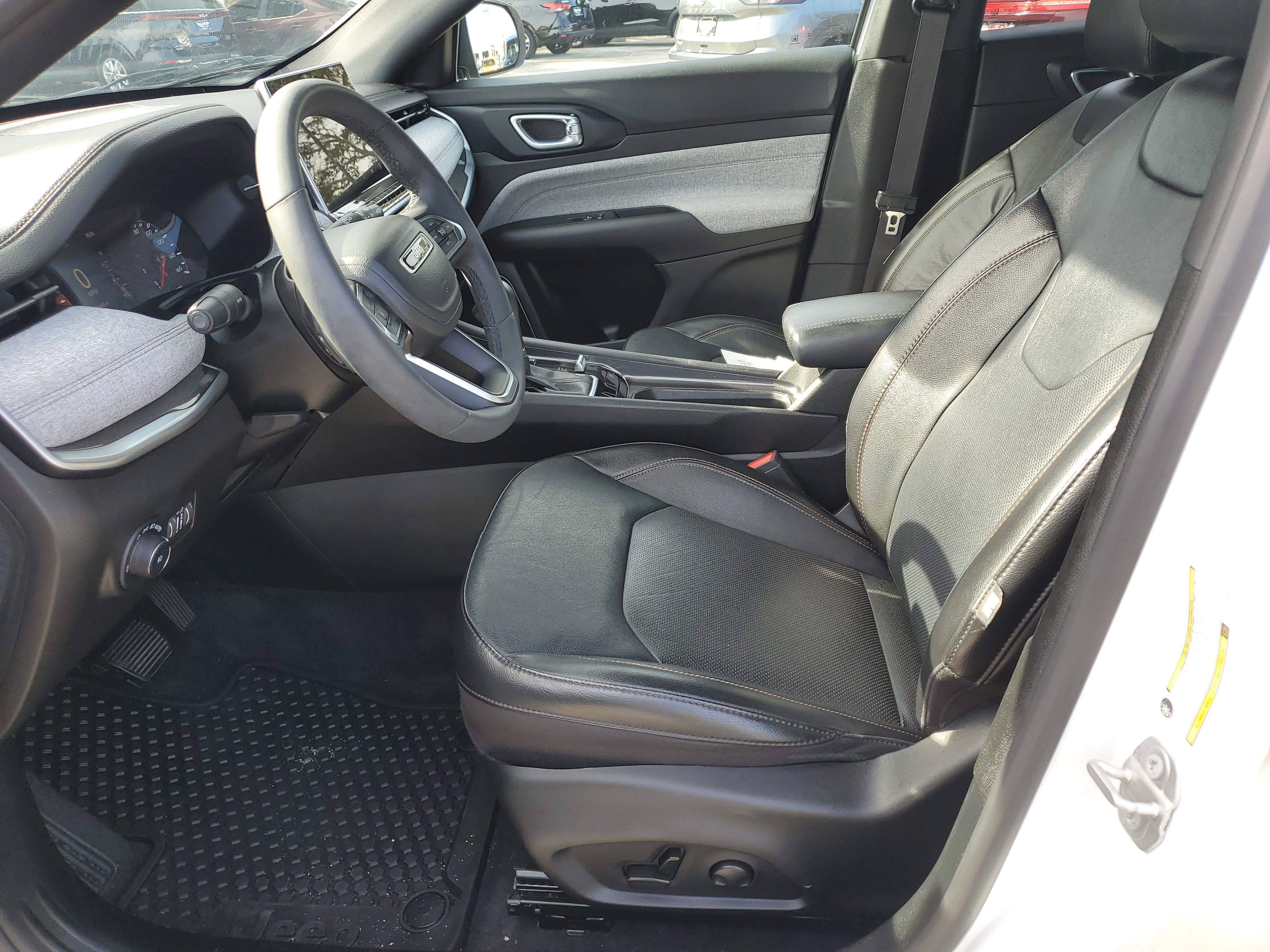 Used 2023 Jeep Compass Latitude image 14