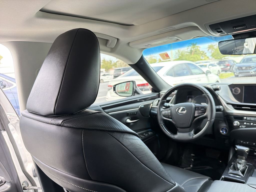 Used 2021 Lexus ES 300h Ultra Luxury w/ Accessory Package 2 image 17