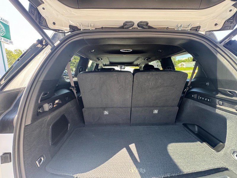 Used 2023 Jeep Grand Cherokee L Summit AWD/4WD image 9