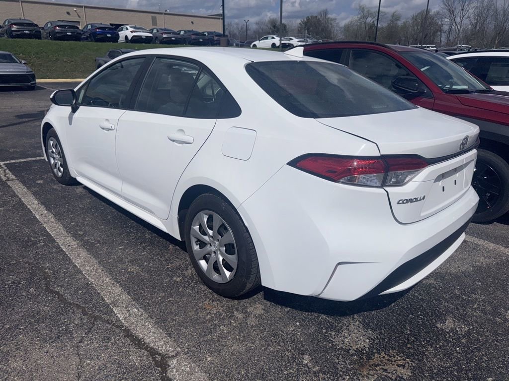 Used 2021 Toyota Corolla LE image 2