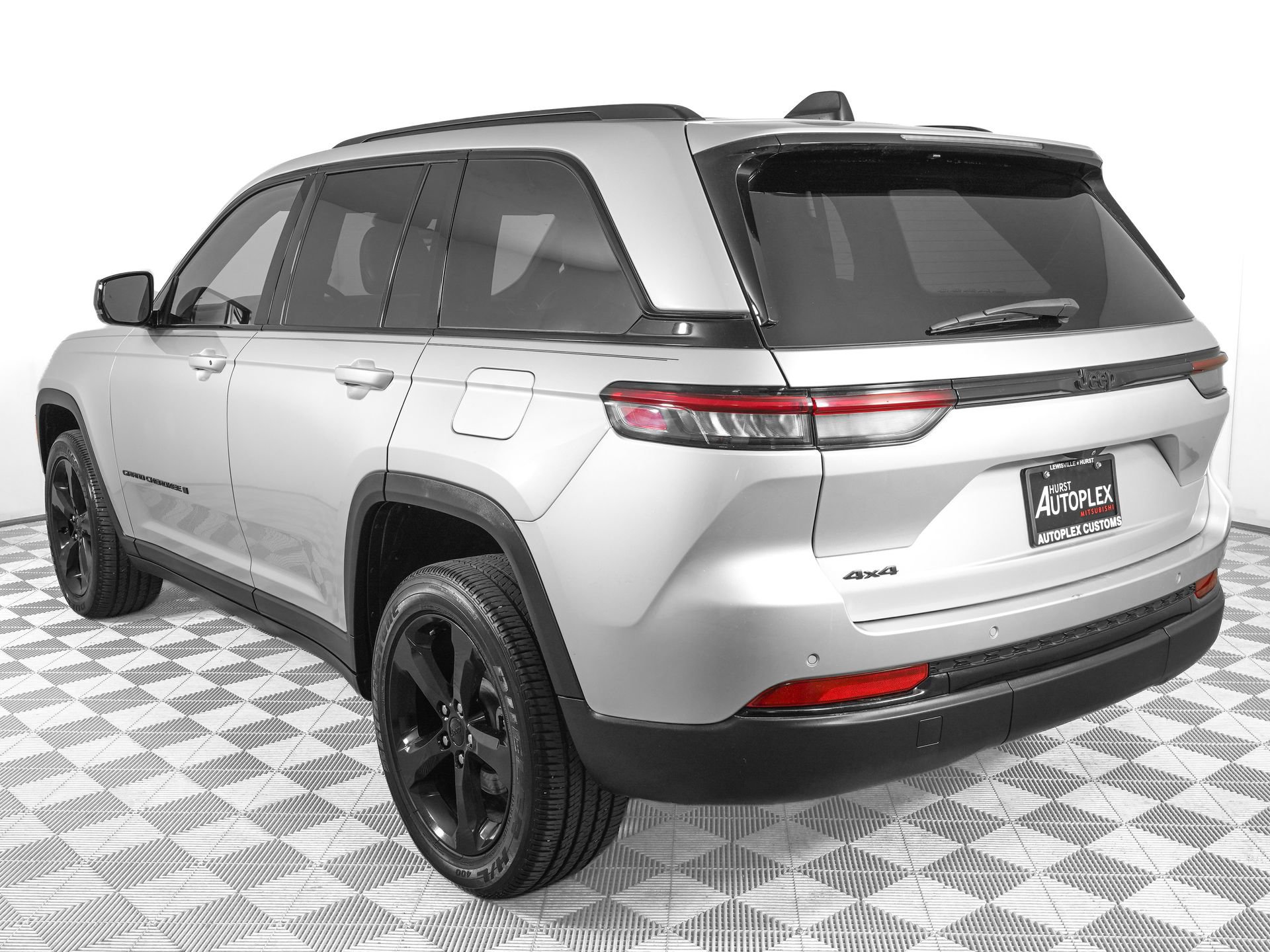 Used 2023 Jeep Grand Cherokee Altitude AWD/4WD image 7