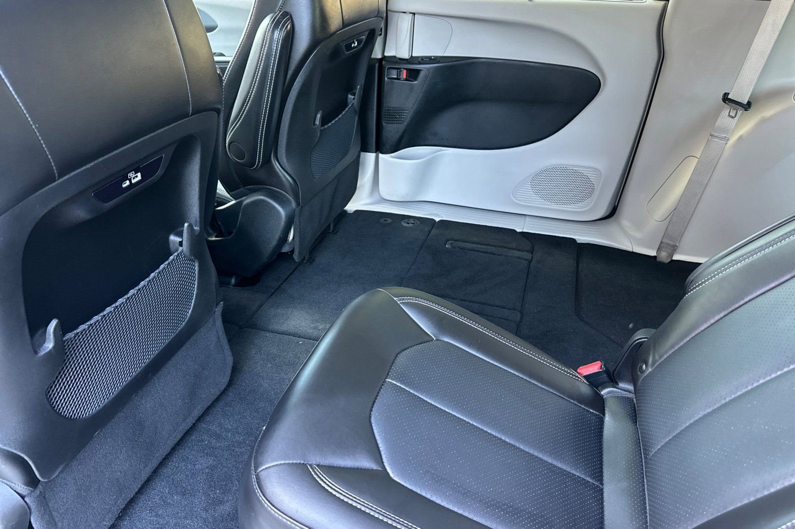 Used 2023 Chrysler Pacifica Touring-L image 11