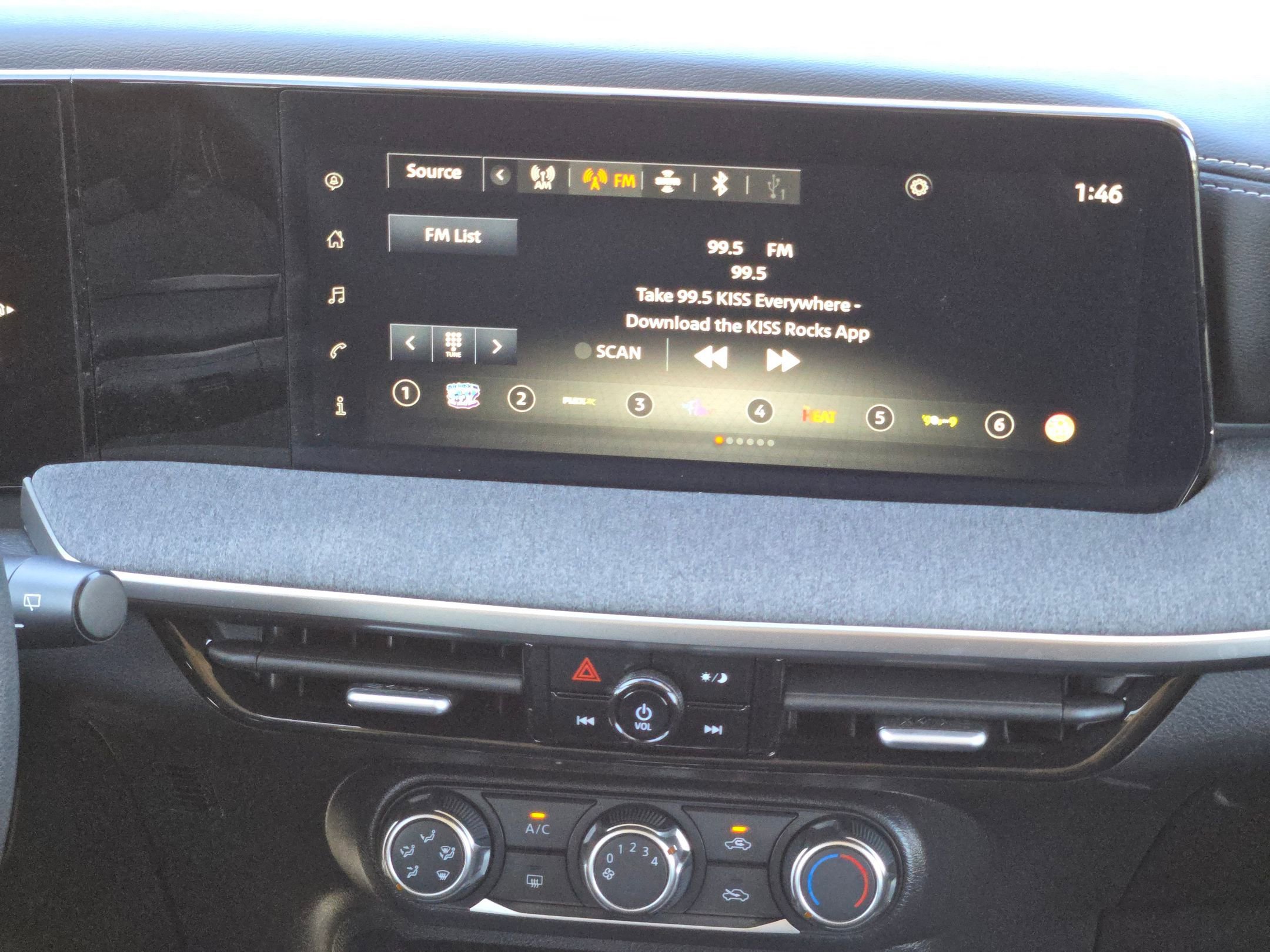 Certified 2025 Nissan Kicks SV w/ Interior Electronics Package image 16