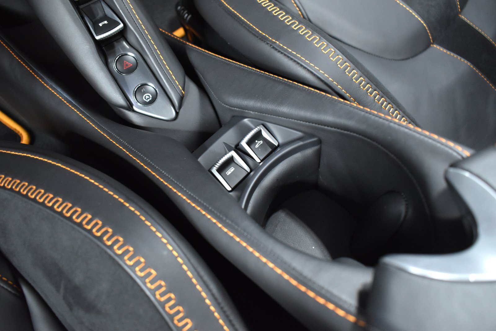 Used 2025 McLaren 750S Spider RWD image 32