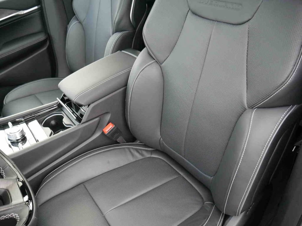 New 2025 Jeep Grand Cherokee L Overland w/ Advanced Protech Group III AWD/4WD image 30