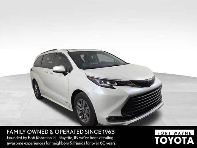 Used 2021 Toyota Sienna XLE w/ XLE Plus Package FWD image 4