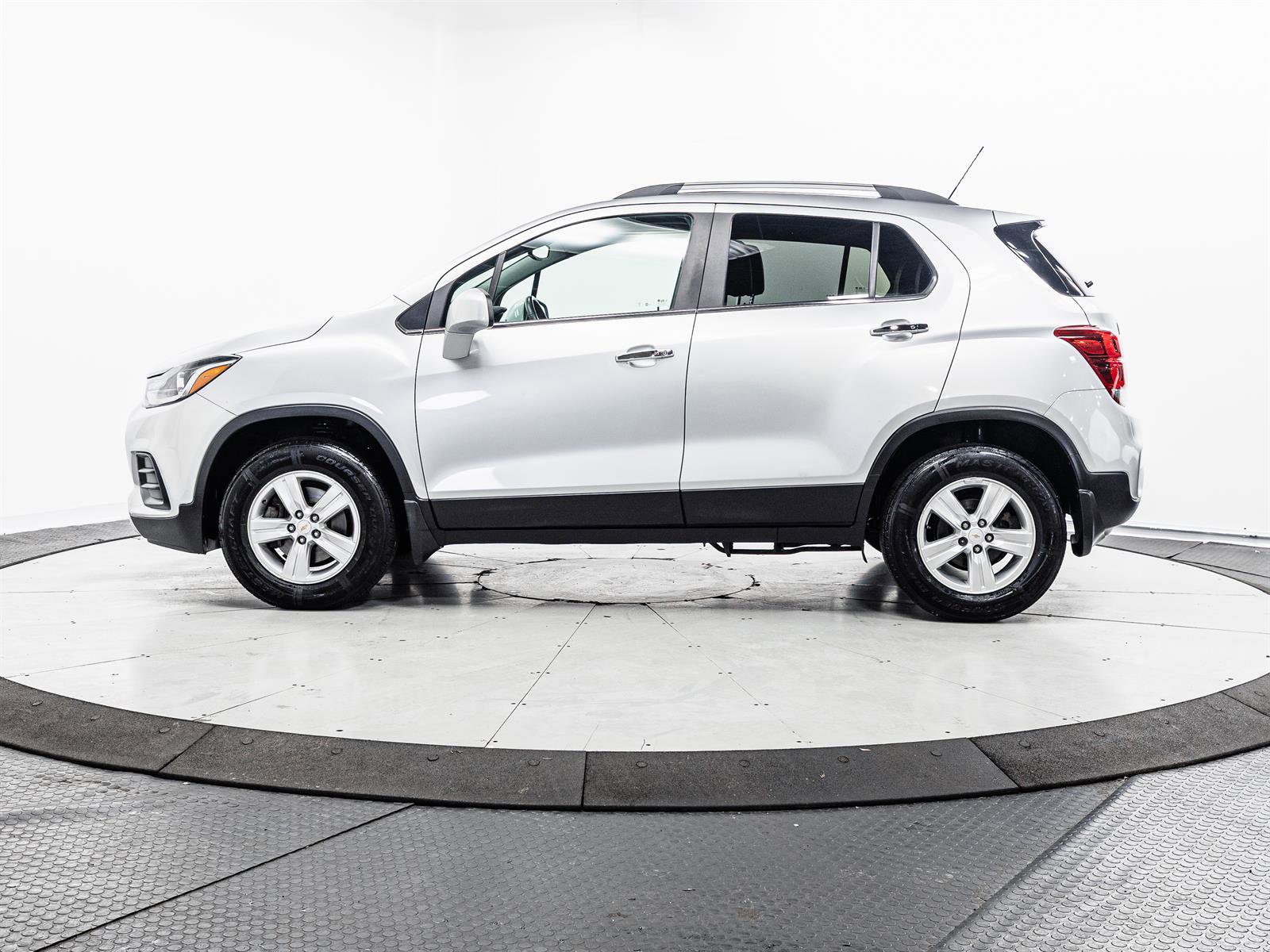 Used 2017 Chevrolet Trax LT w/ LT Convenience Package image 6