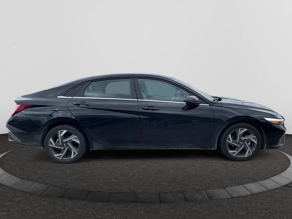 Used 2025 Hyundai Elantra Limited image 4