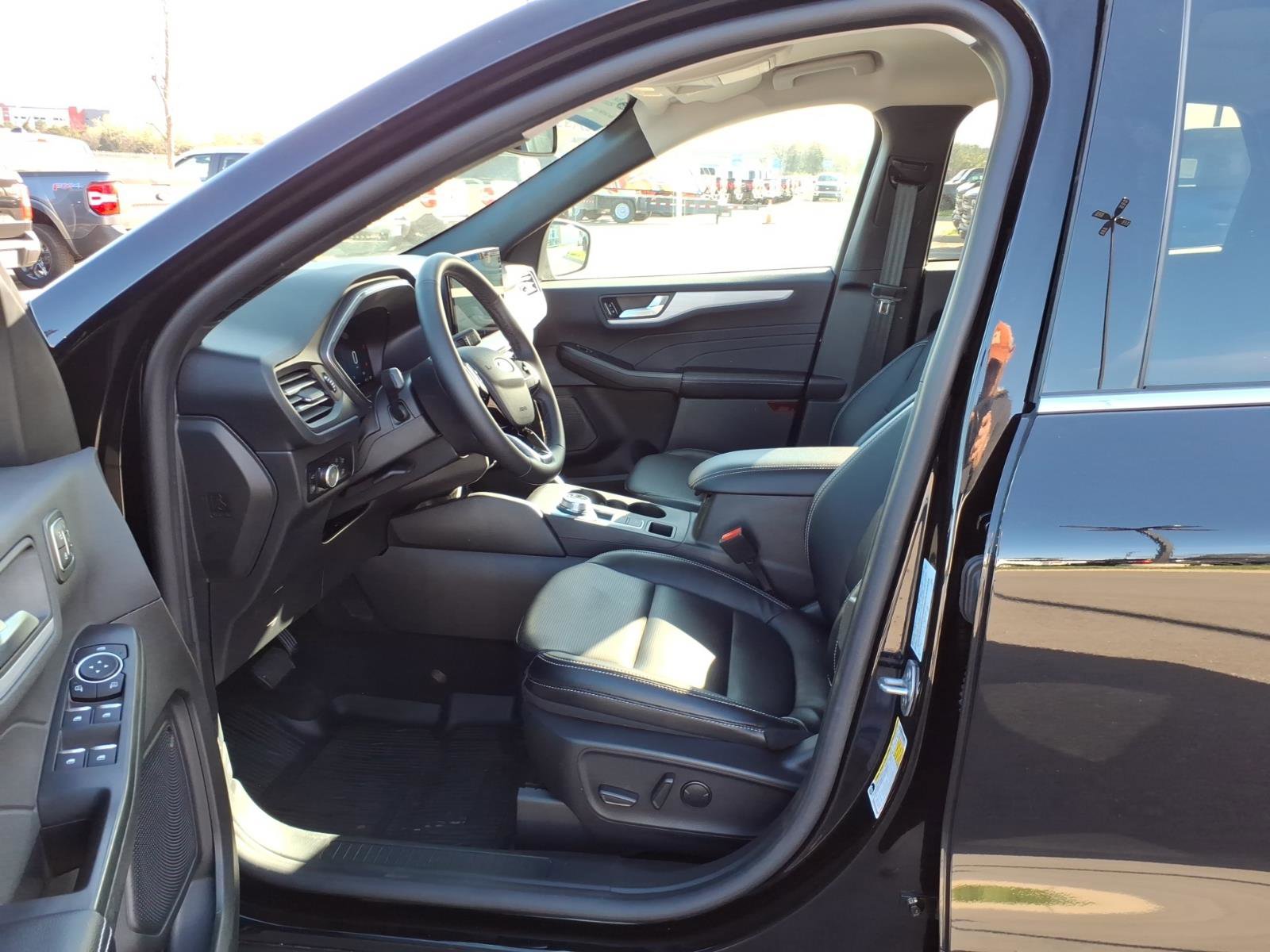 Certified 2025 Ford Escape Platinum w/ Class II Trailer Tow Package FWD image 12