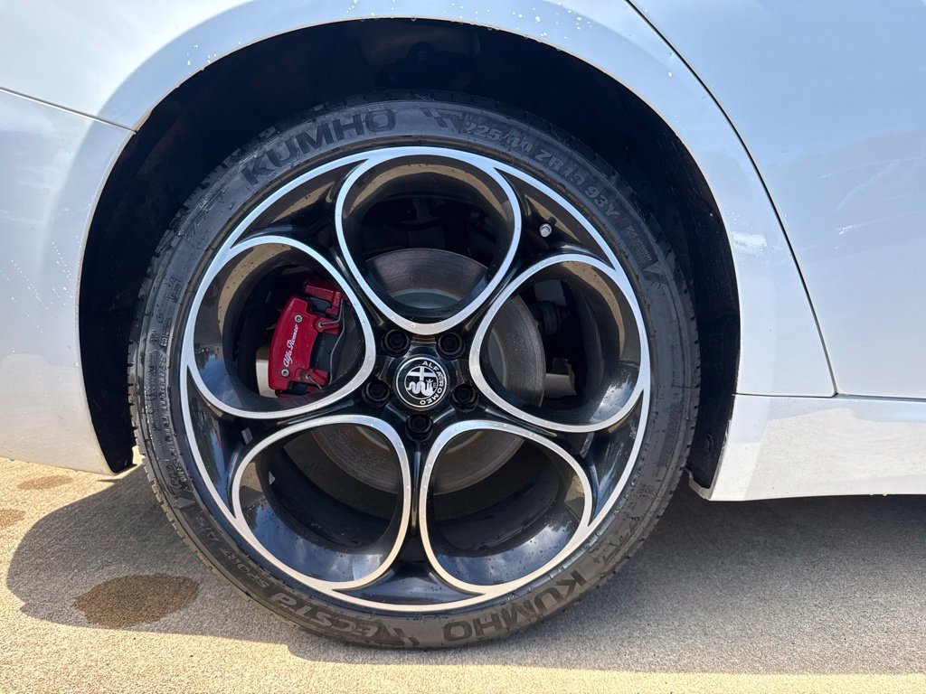 Used 2022 Alfa Romeo Giulia Veloce AWD/4WD image 23