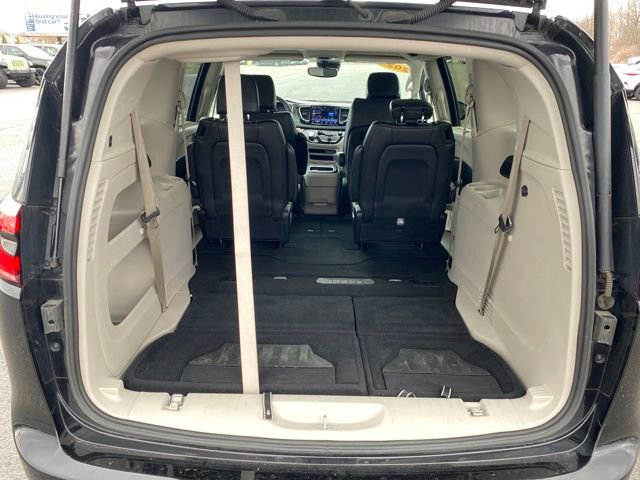 Used 2024 Chrysler Pacifica Touring-L image 17