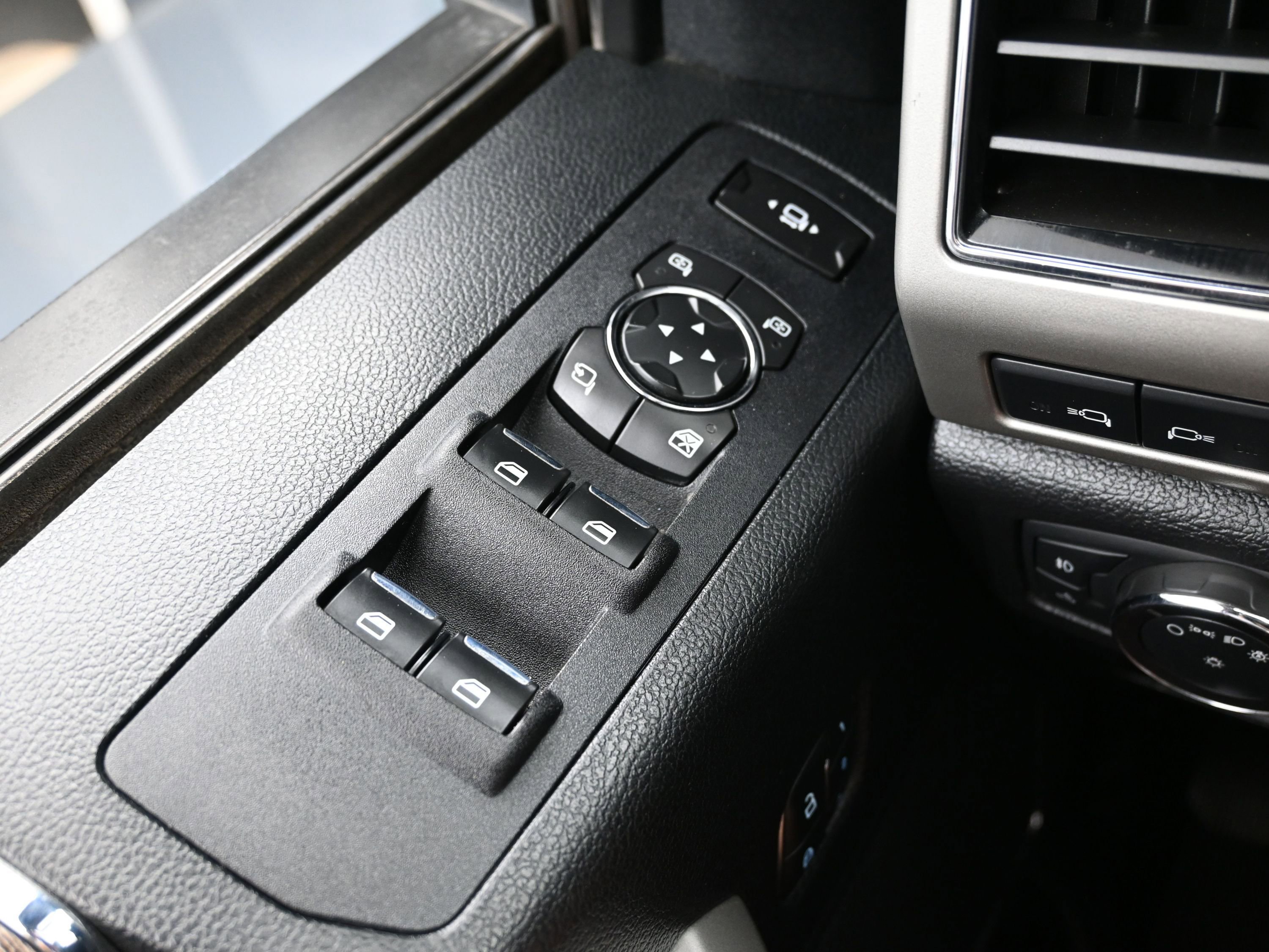 Used 2019 Ford F250 Lariat w/ Lariat Value Package image 25