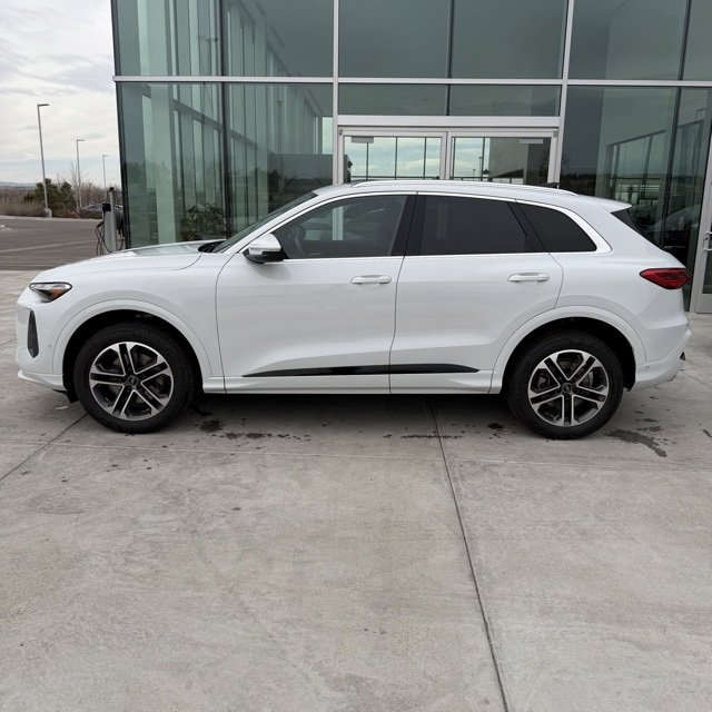 Used 2025 Audi Q5 Premium w/ Convenience Package image 4