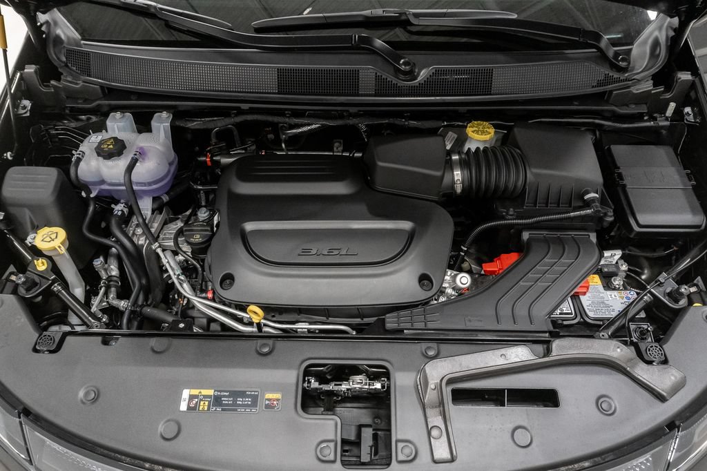 New 2027 Chrysler Pacifica Limited FWD image 3