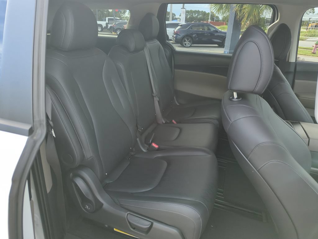 Used 2026 Kia Carnival FWD image 30