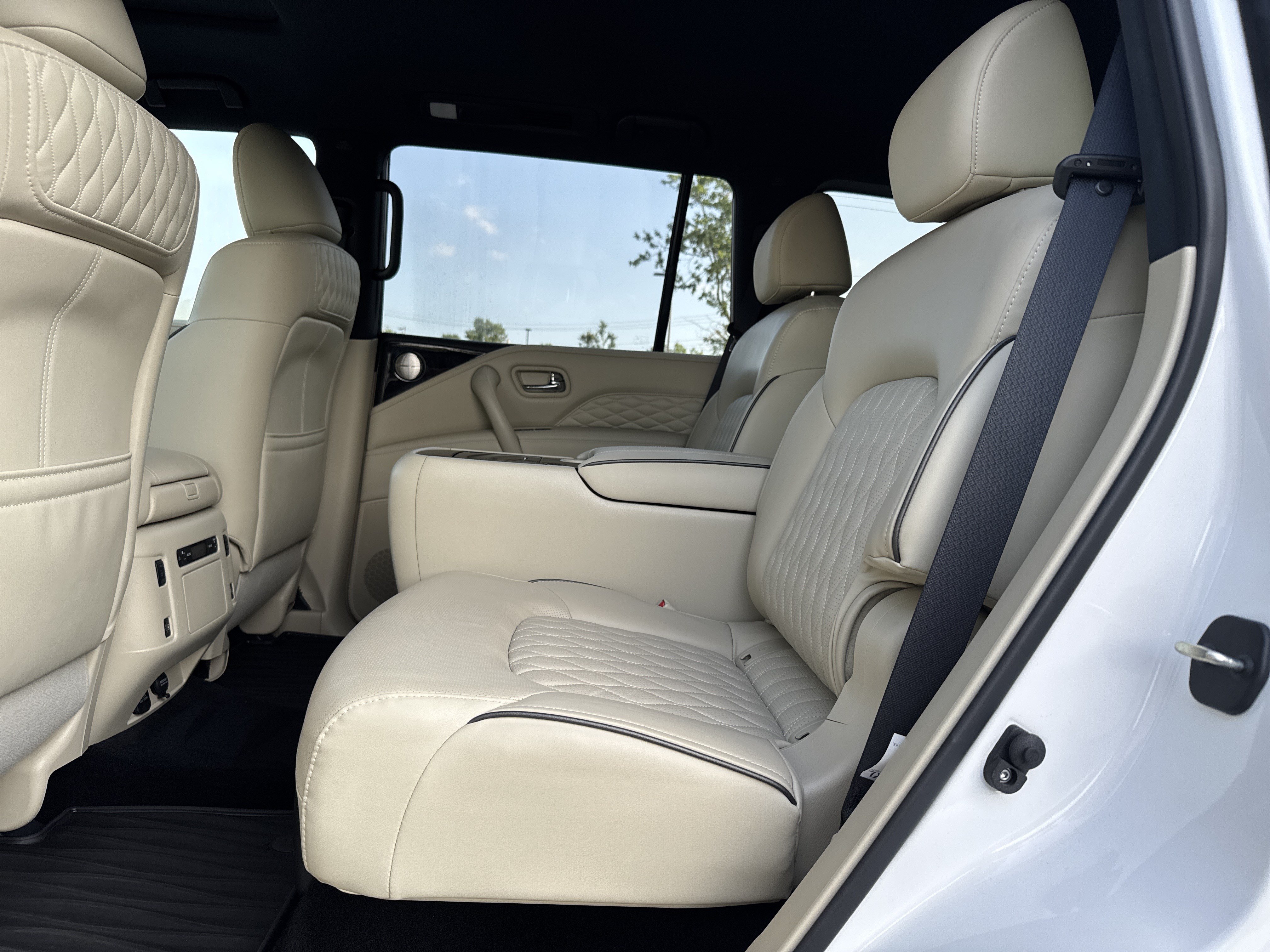 Used 2024 INFINITI QX80 Sensory AWD/4WD image 32