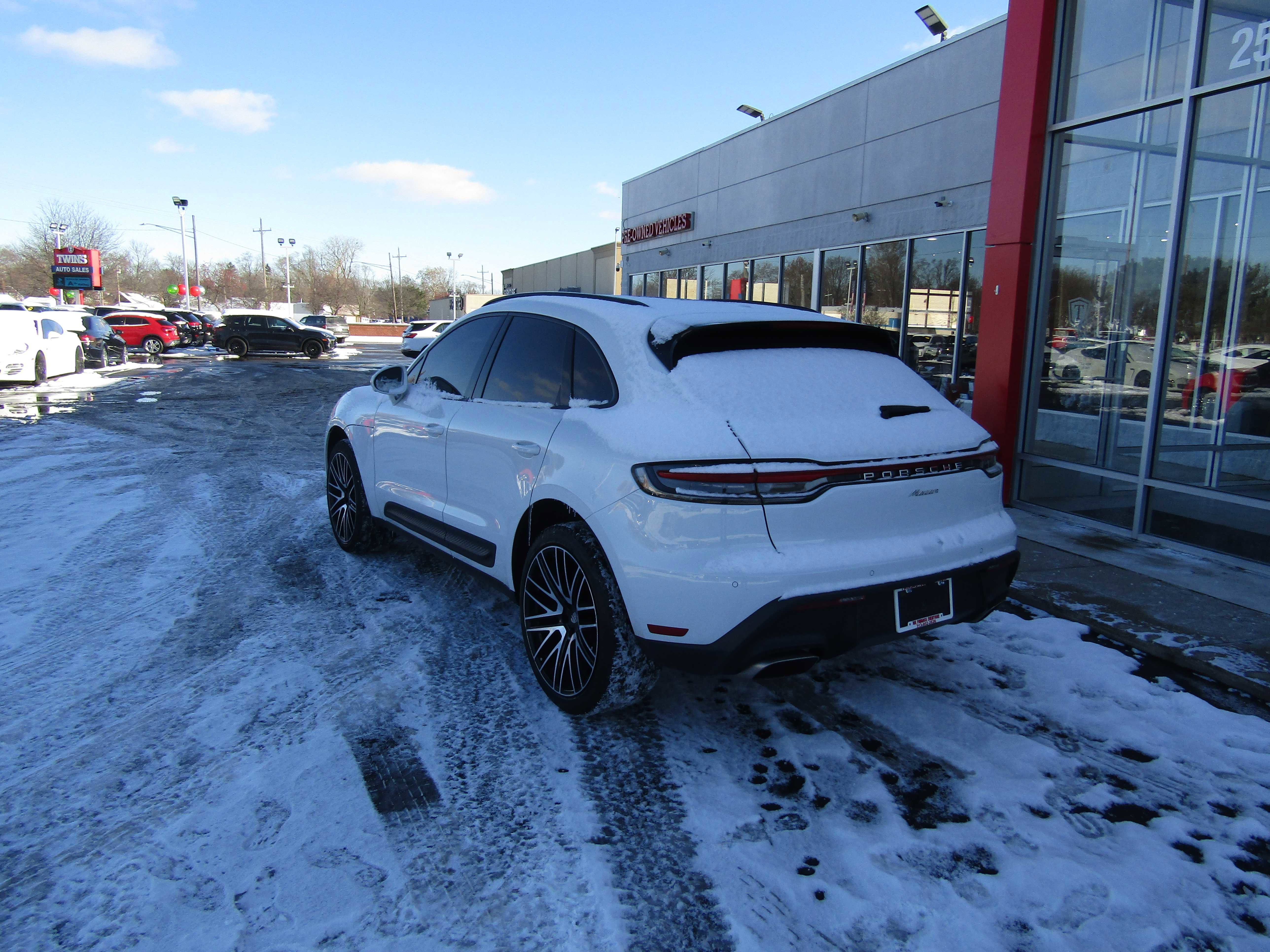 Used 2022 Porsche Macan AWD/4WD image 3
