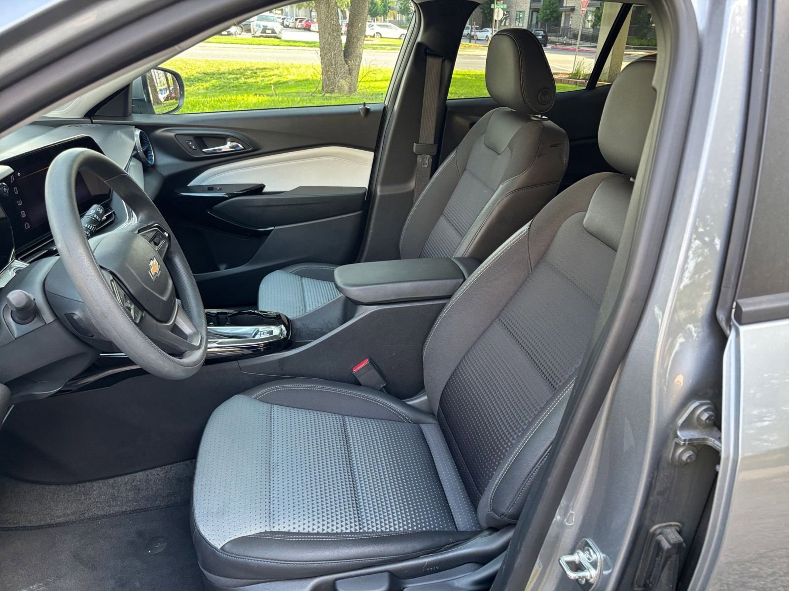 Used 2025 Chevrolet Trax LT FWD image 31