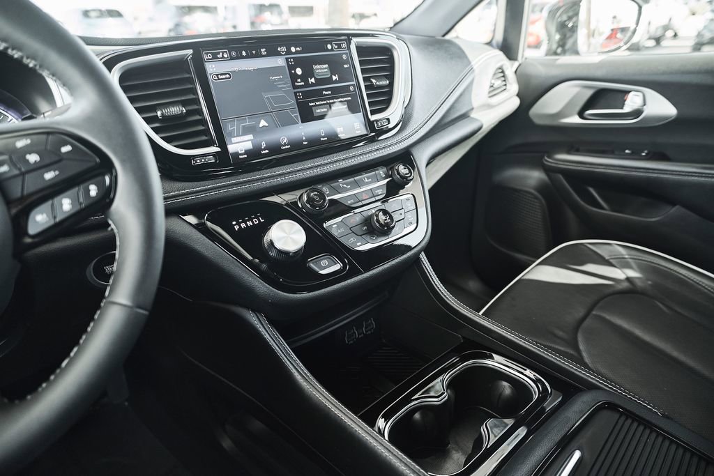 Used 2025 Chrysler Pacifica Limited FWD image 37