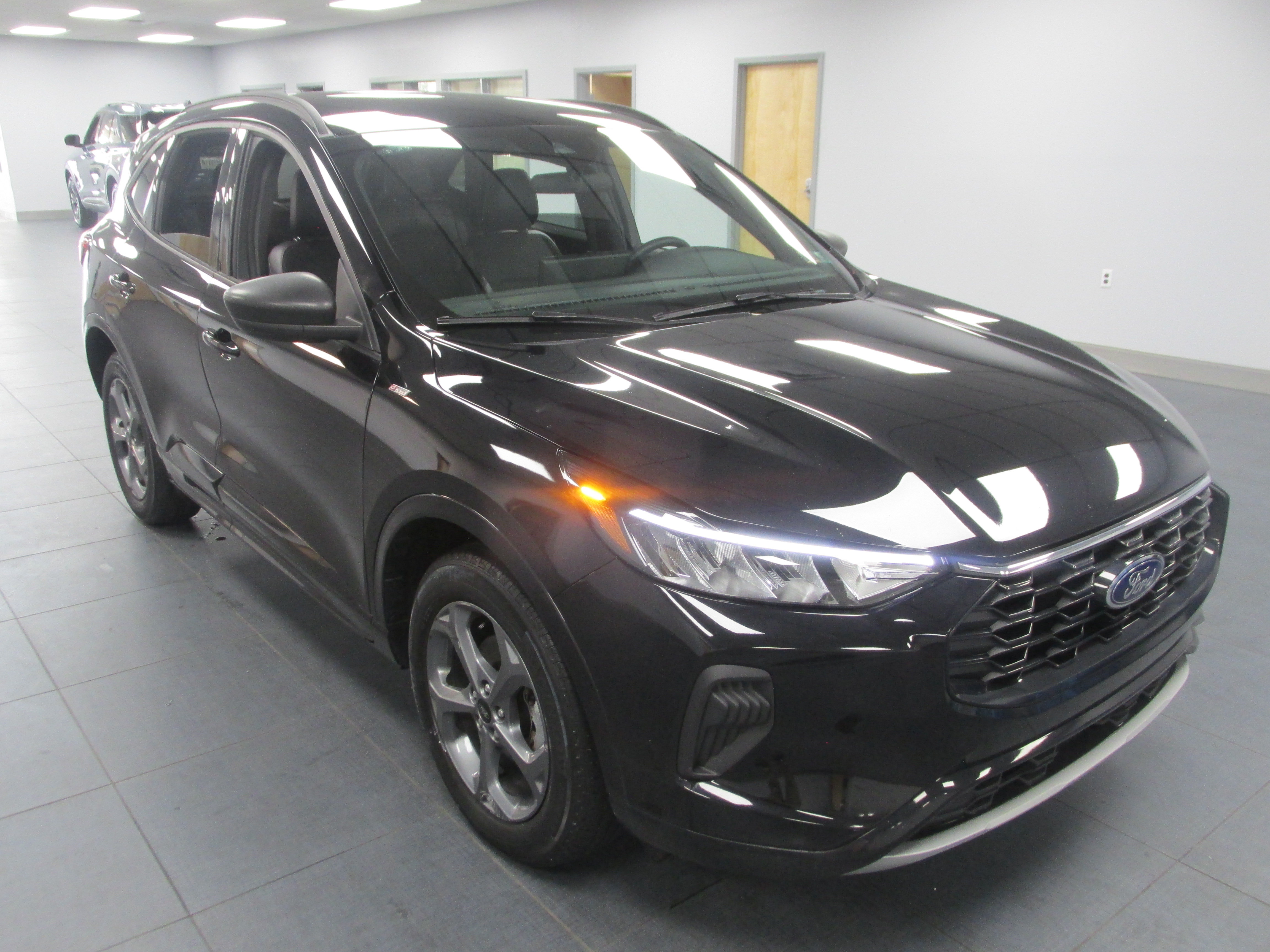 Used 2023 Ford Escape ST-Line w/ Tech Pack #1 AWD/4WD image 3