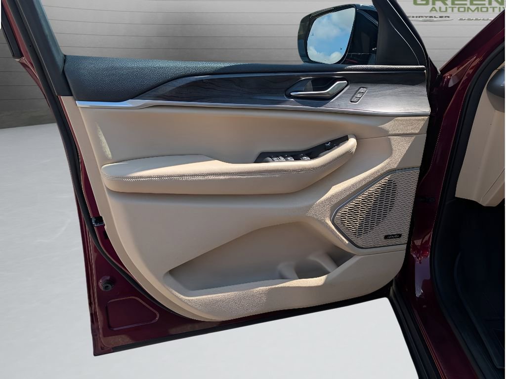 Used 2022 Jeep Grand Cherokee Limited image 16