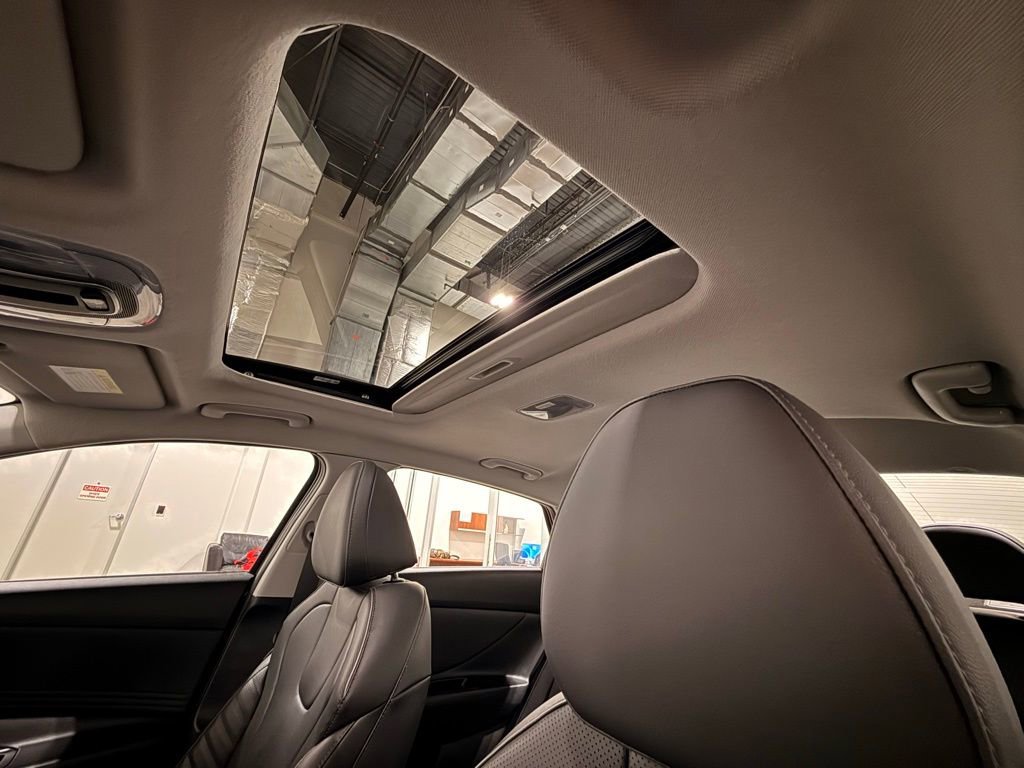 Used 2024 Hyundai Elantra Limited image 17