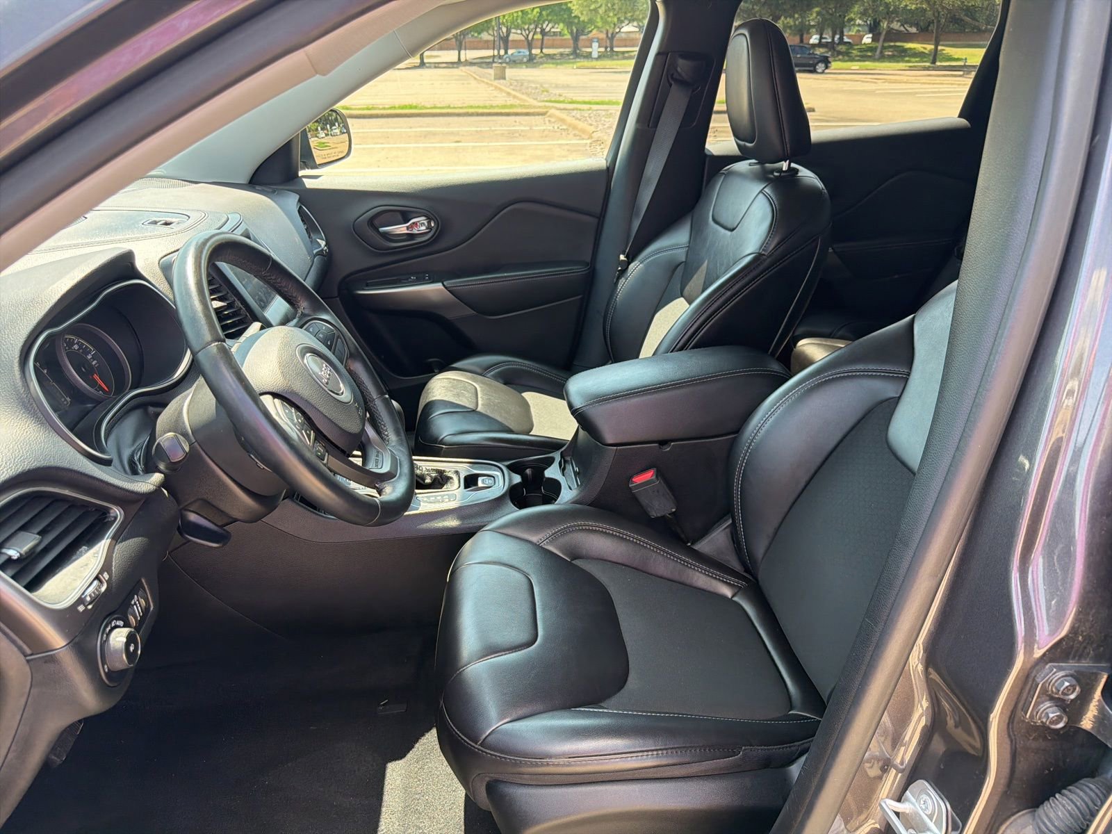 Used 2019 Jeep Cherokee Latitude Plus FWD image 13