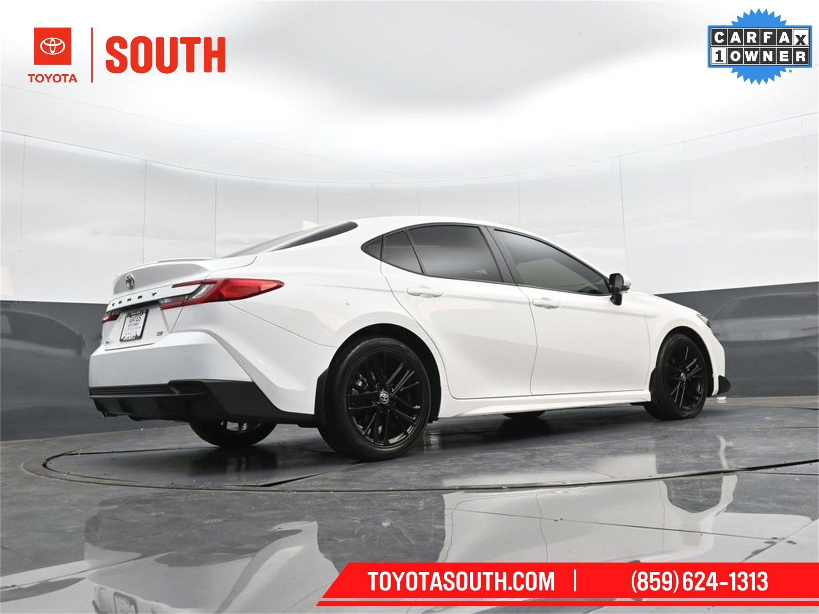 Used 2025 Toyota Camry SE w/ Convenience Package image 32