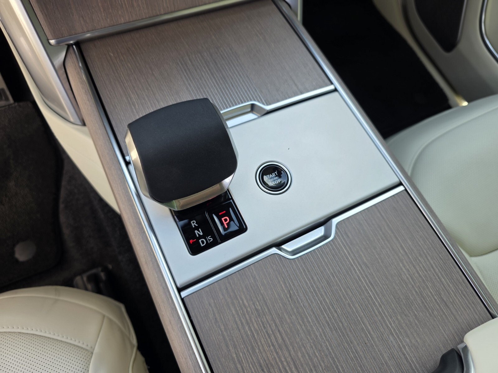 Certified 2025 Land Rover Range Rover Autobiography AWD/4WD image 23