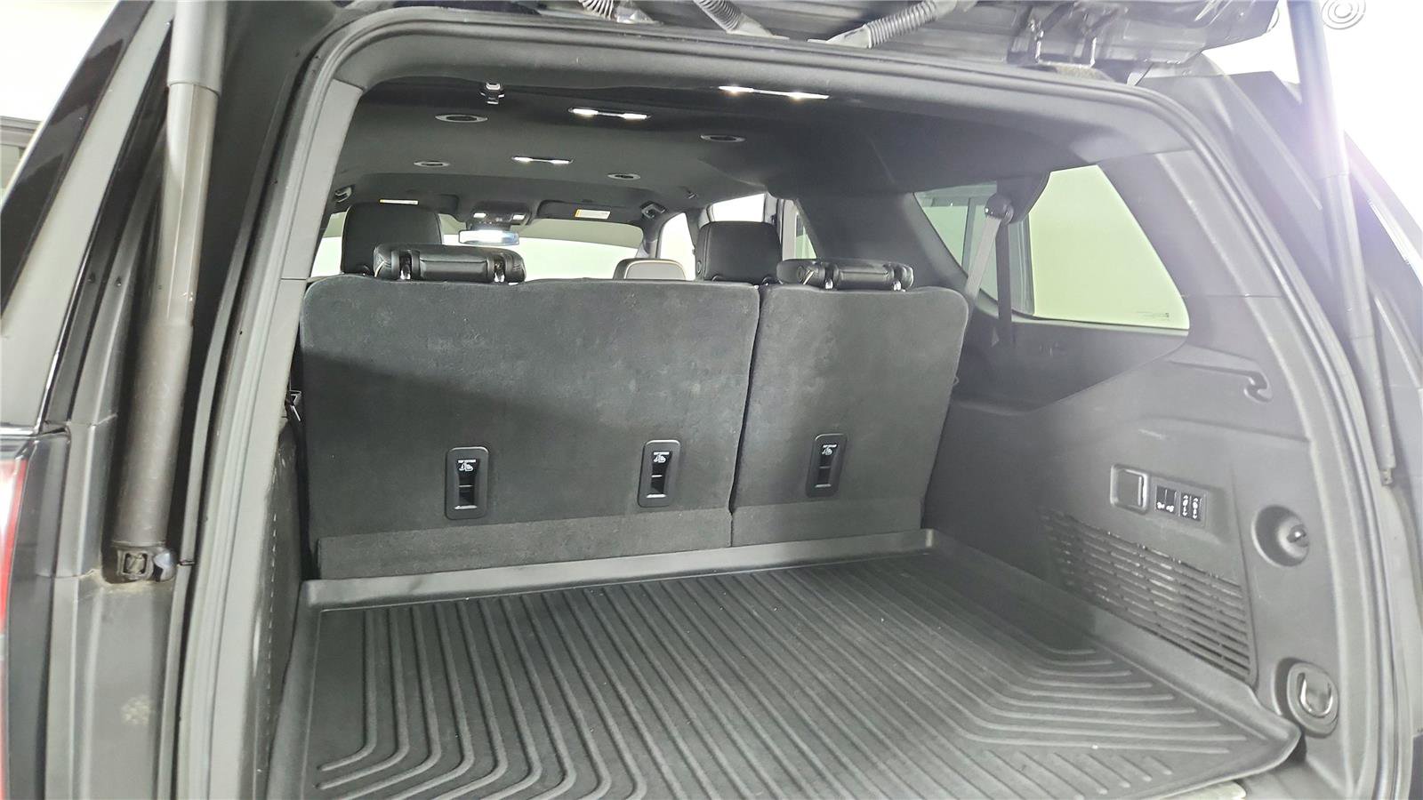 Used 2023 Chevrolet Suburban Premier AWD/4WD image 18