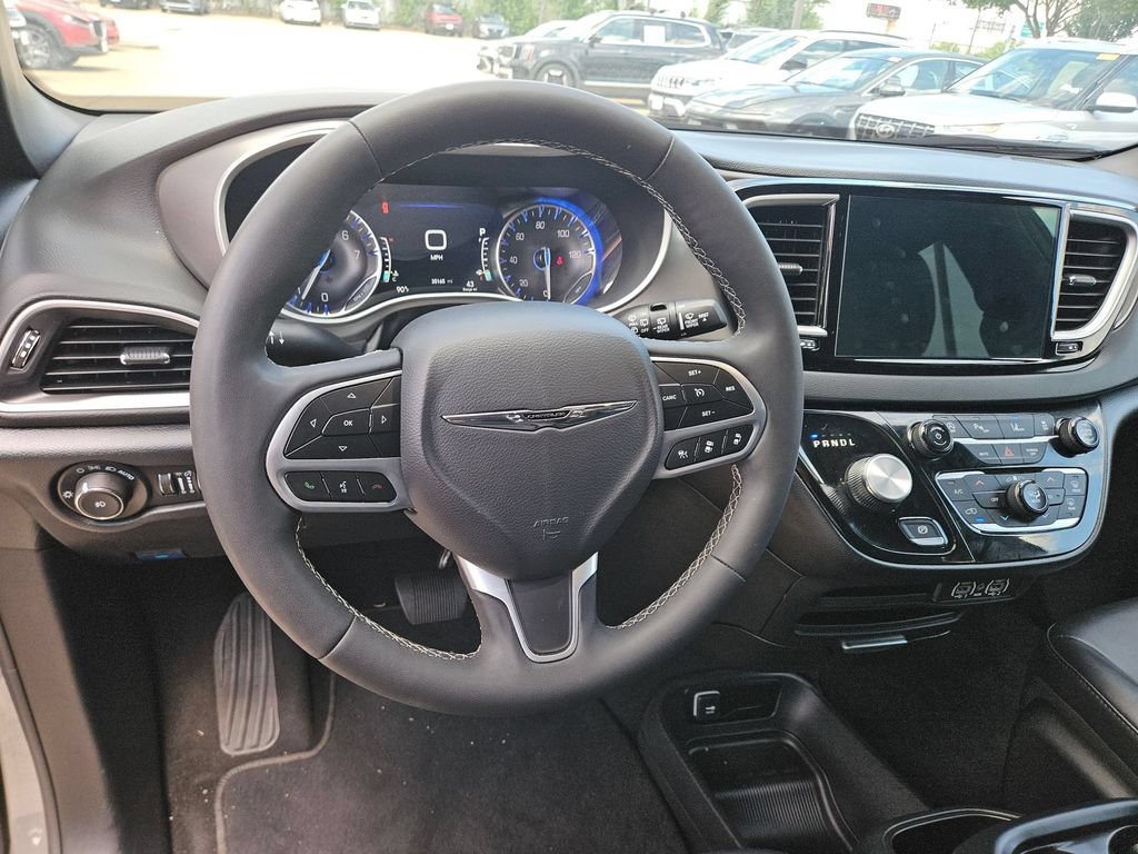 Used 2025 Chrysler Pacifica Select FWD image 16