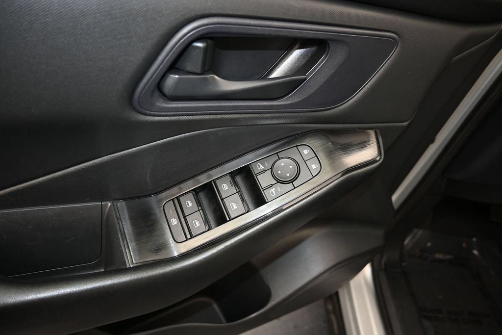 Used 2024 Nissan Rogue S FWD image 11