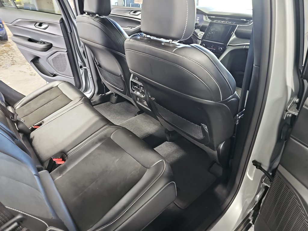Used 2023 Jeep Grand Cherokee Altitude AWD/4WD image 11