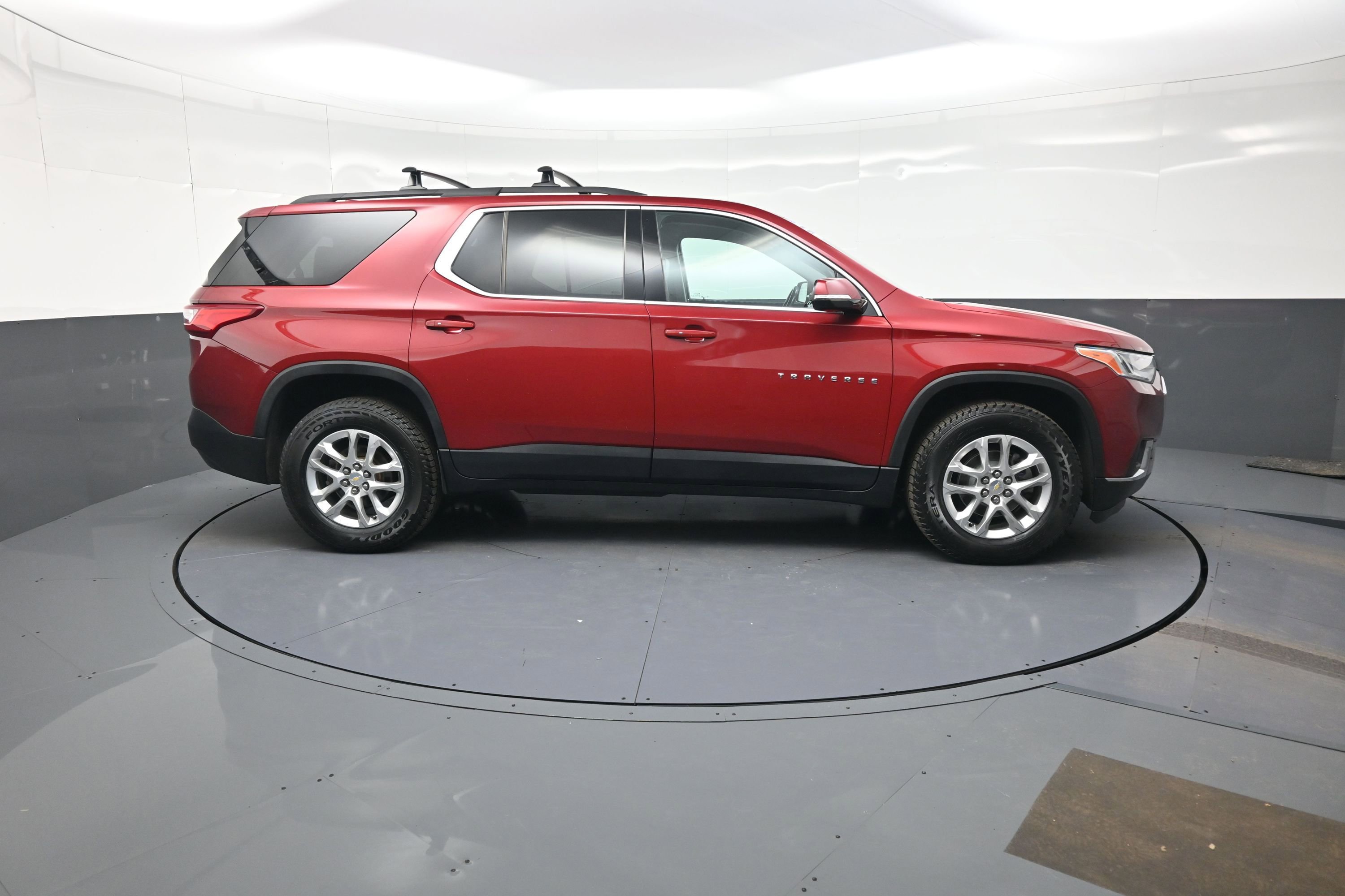Used 2020 Chevrolet Traverse LT w/ Driver Confidence II Package image 2