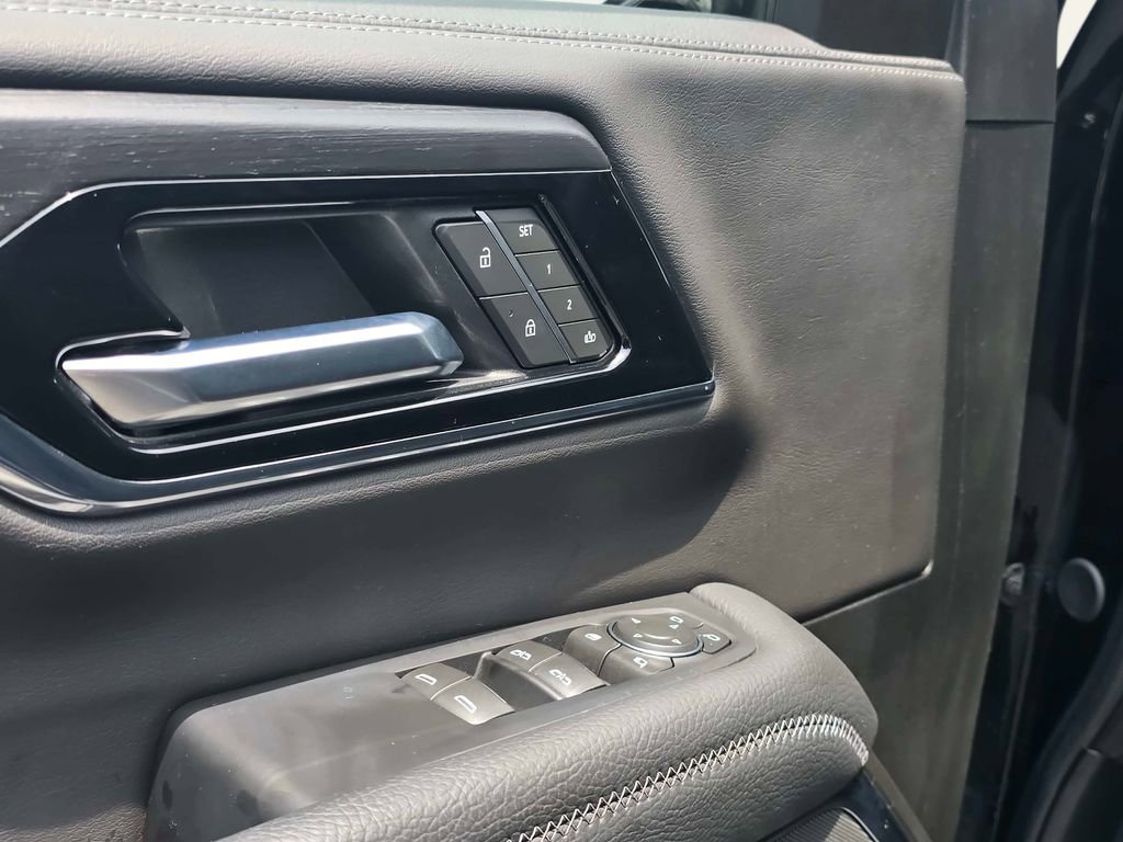 Used 2025 GMC Yukon Denali AWD/4WD image 12