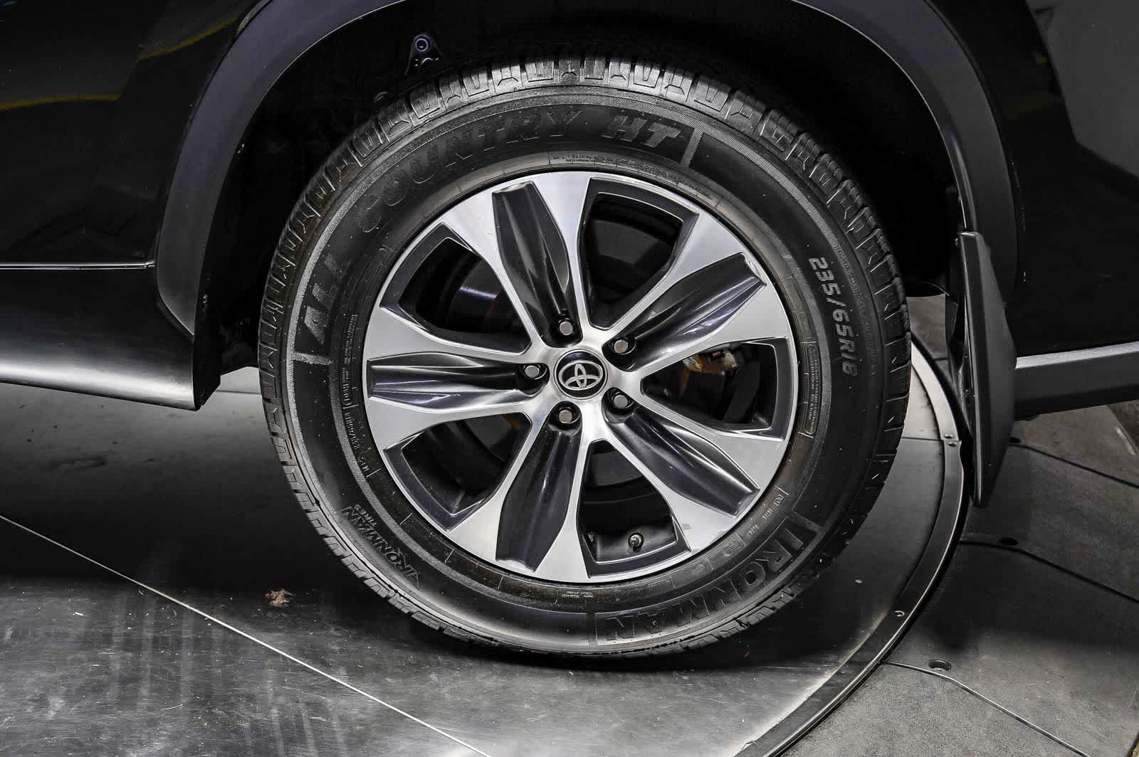 Used 2022 Toyota Highlander XLE FWD image 10
