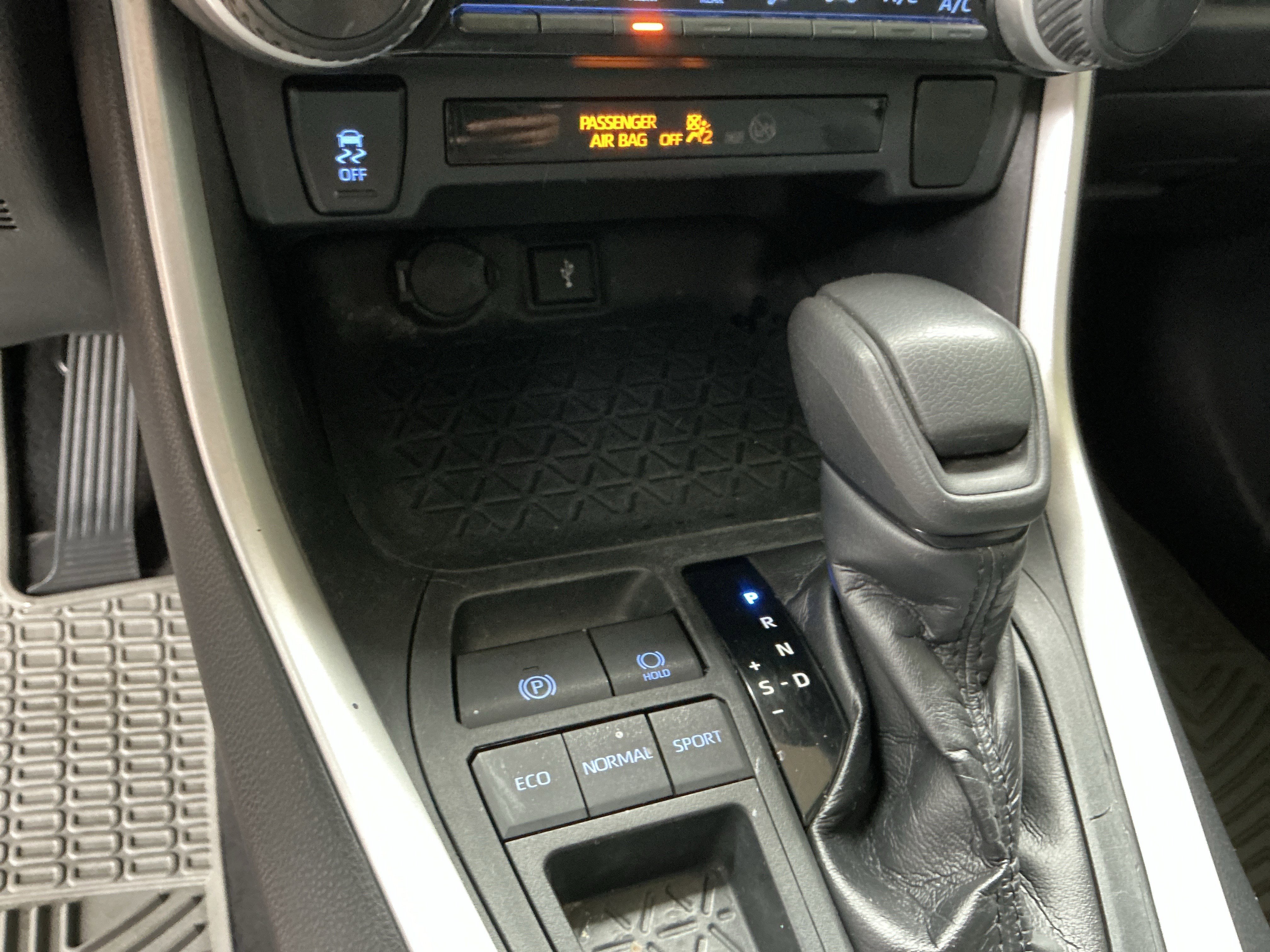 Used 2020 Toyota RAV4 LE image 27