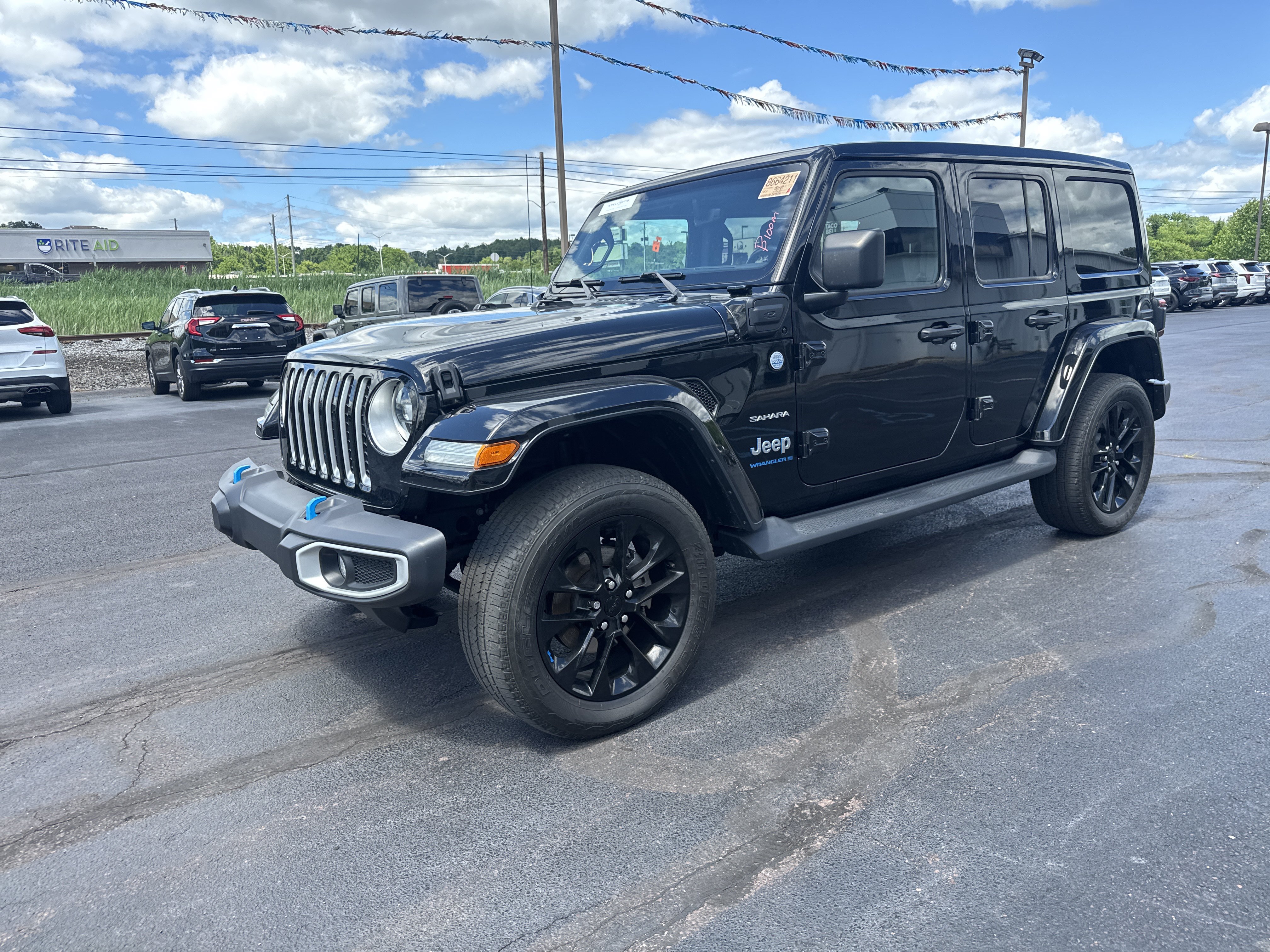 Used 2023 Jeep Wrangler Unlimited Sahara w/ Cold Weather Group AWD/4WD image 8