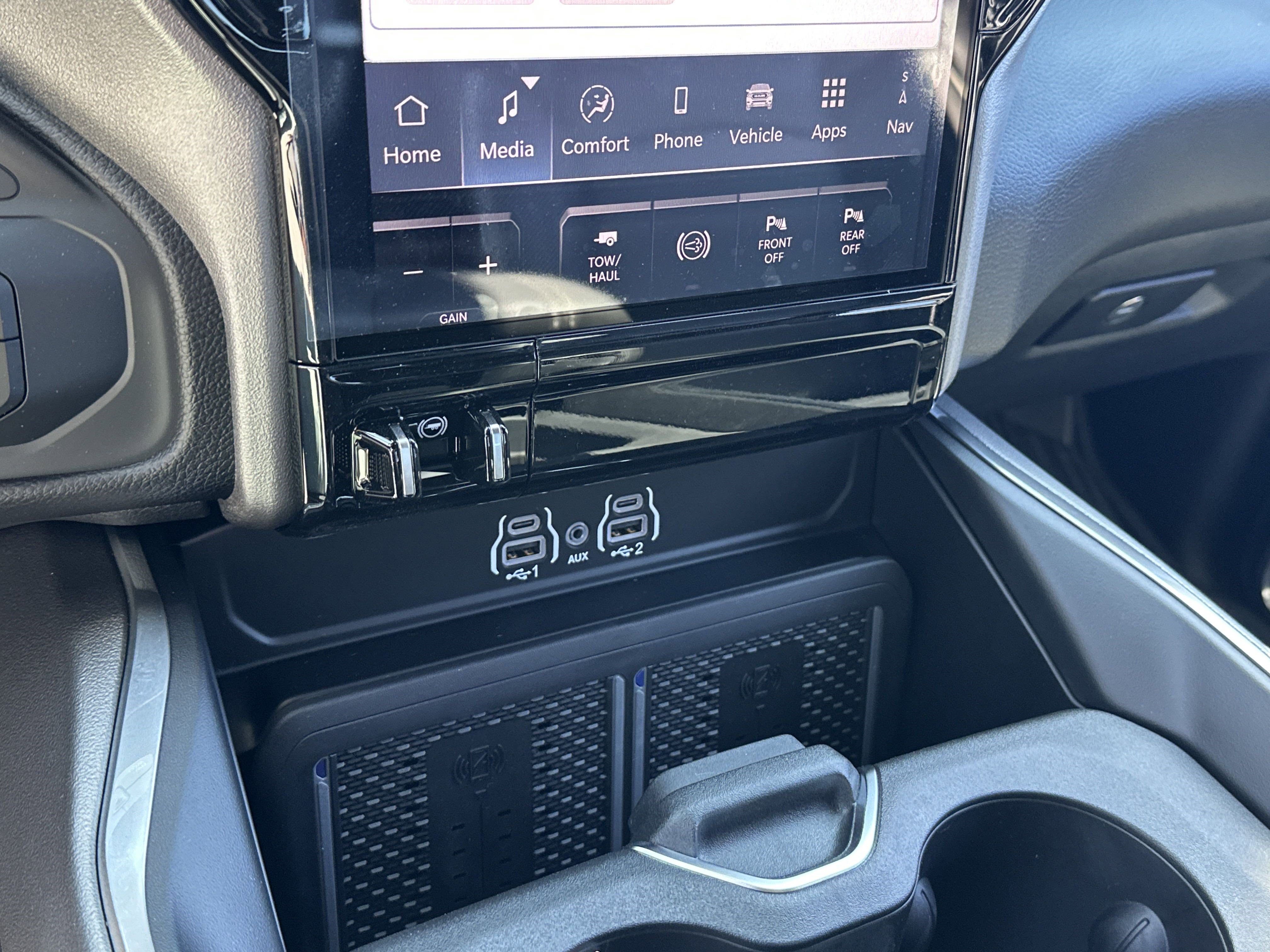 New 2025 RAM 3500 Laramie AWD/4WD image 23