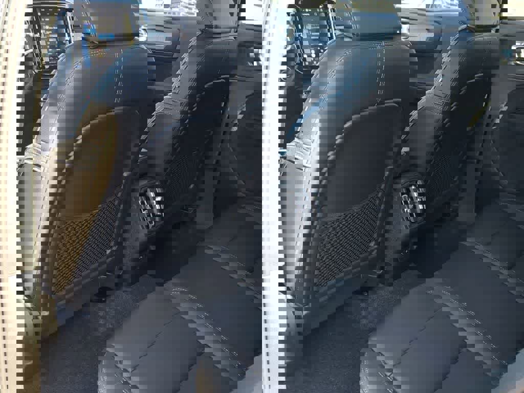 Used 2026 Volvo XC40 B5 Plus w/ Protection Package Premier image 17