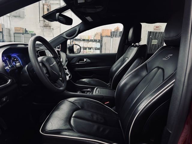 Used 2025 Chrysler Pacifica Limited image 19