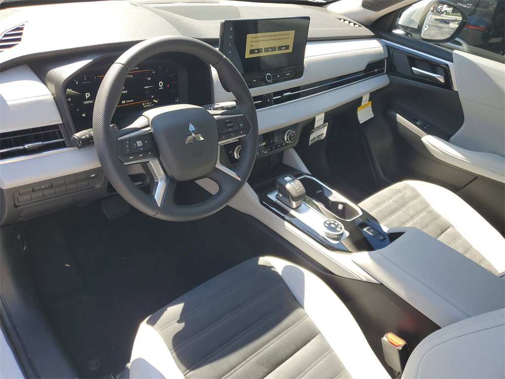 New 2025 Mitsubishi Outlander SE image 14