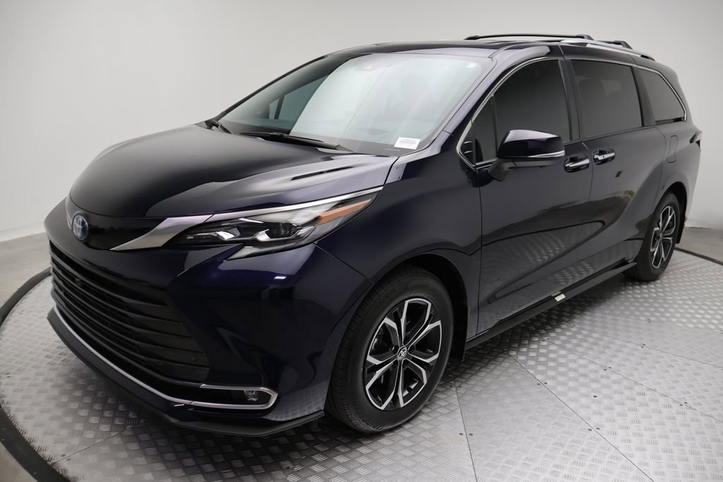 Certified 2025 Toyota Sienna Platinum image 2