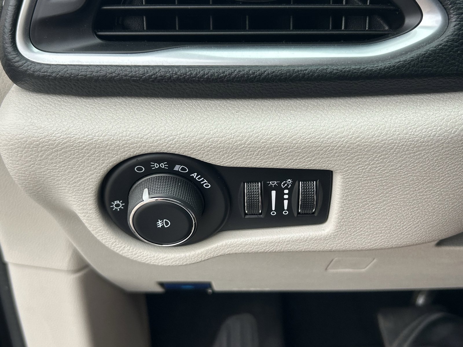 Used 2024 Chrysler Pacifica Limited FWD image 27