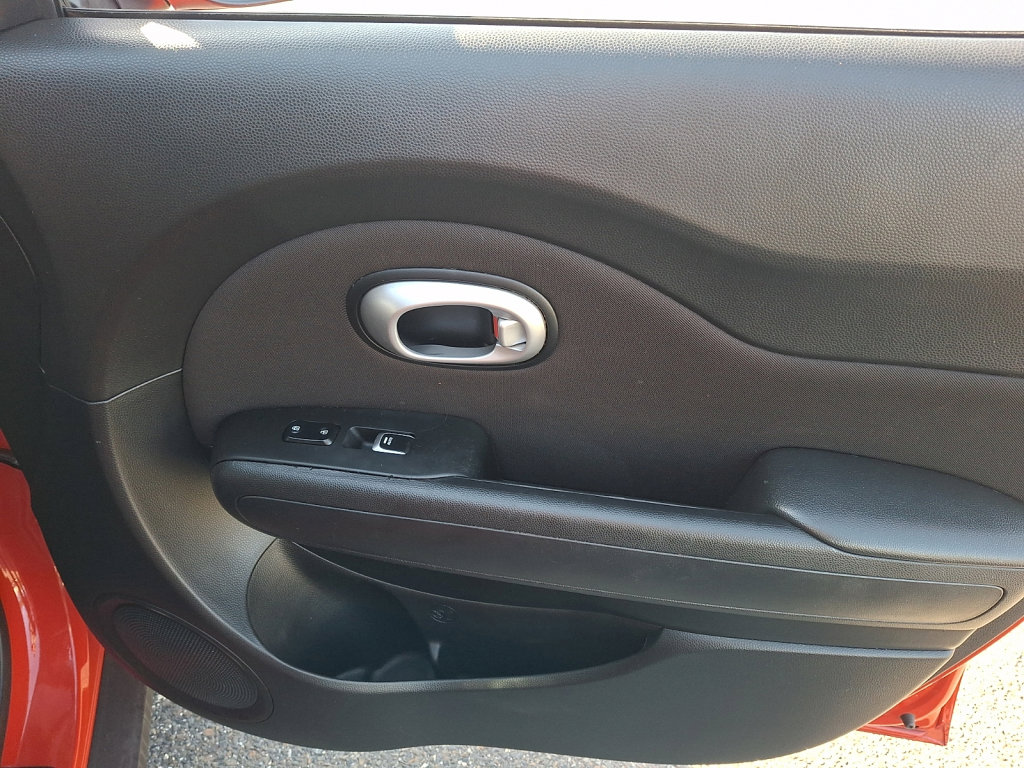 Used 2017 Kia Soul + image 10