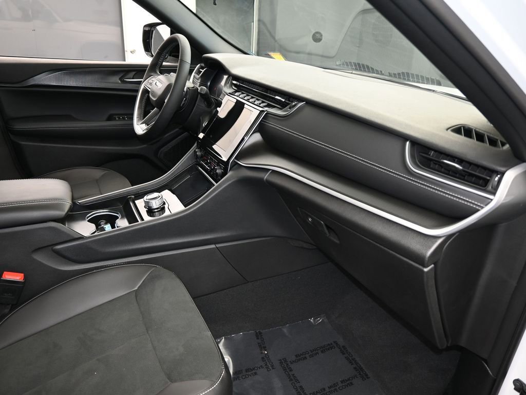 Used 2025 Jeep Grand Cherokee Altitude image 44